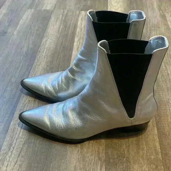 Brand: Frame Denim
Le Carson Leather Bootie, Silver - Picture 3 of 6